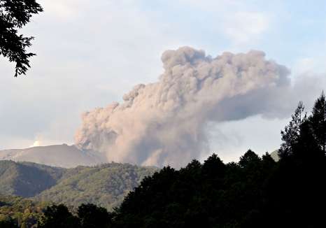 新燃岳連続噴火 発生11日目に途切れたか　気象台「停止したもよう」発表――3時間後に再び噴火